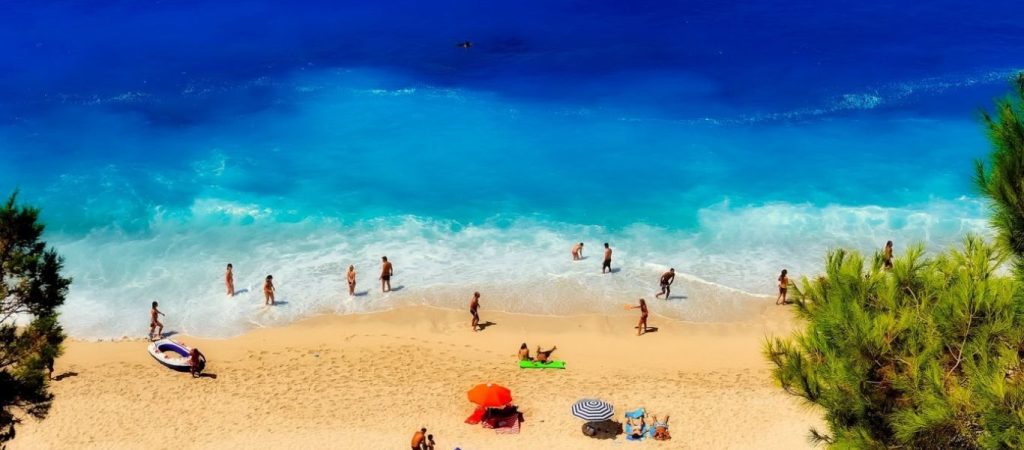 ΟΠΕΚΑ: Αυτά είναι τα 7 προγράμματα Κοινωνικού Τουρισμού – Δικαιούχοι & πότε θα ξεκινήσουν οι αιτήσεις