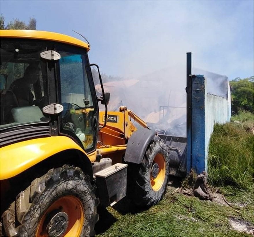 Κρήτη: Σοβαρές καταστροφές στο ξυλουργείο που ξέσπασε η φωτιά