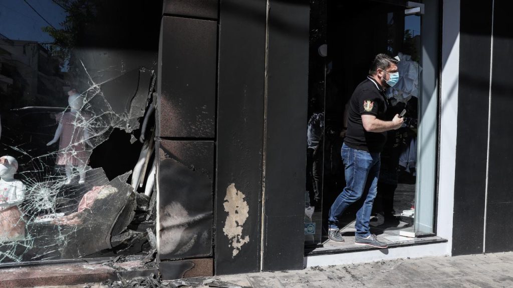 Τι κατέγραψαν οι κάμερες για την επίθεση σε βάρος καταστημάτων της συζύγου του Νίκου Χαρδαλιά