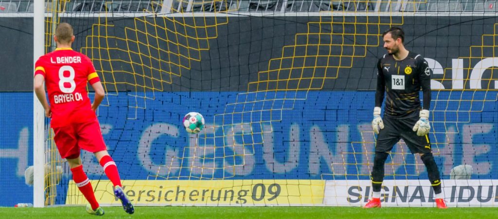 Κίνηση σεβασμού από τον τερματοφύλακα της Ντόρτμουντ – Έμεινε ακίνητος στο τελευταίο πέναλτι του Λ.Μπέντερ (βίντεο)