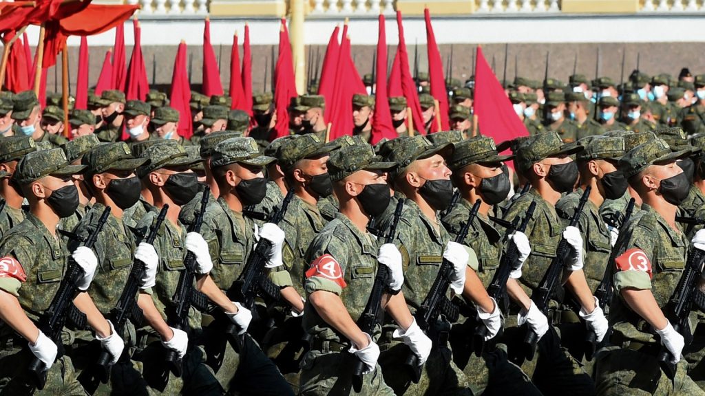 Αμερικανικός εναντίον ρωσικού στρατού – Τα βίντεο στρατολόγησης και οι αντιδράσεις