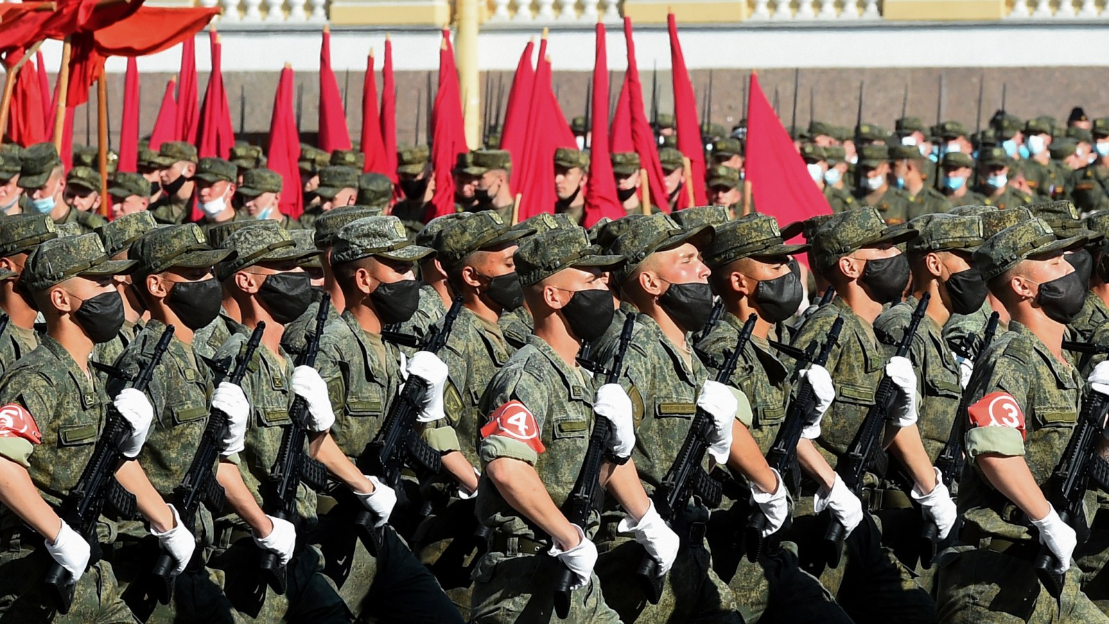 Αμερικανικός εναντίον ρωσικού στρατού – Τα βίντεο στρατολόγησης και οι αντιδράσεις
