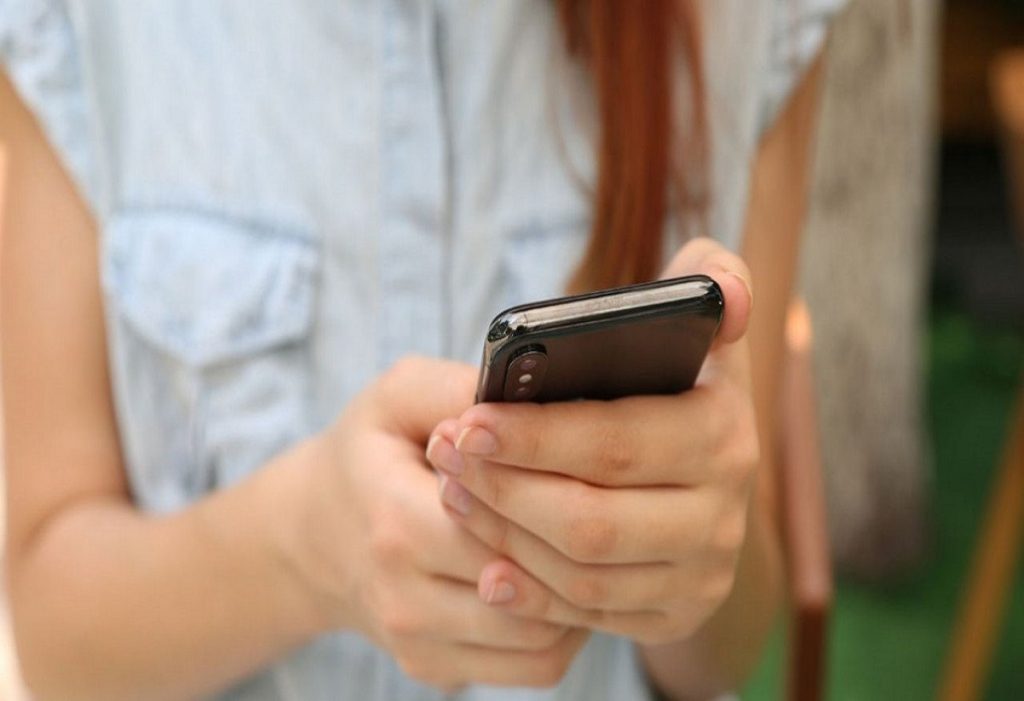 Βόλος – Έκρηξη κινητού: «Δεν πρόλαβα να μιλήσω και το τηλέφωνο άρχισε να βγάζει καπνούς»