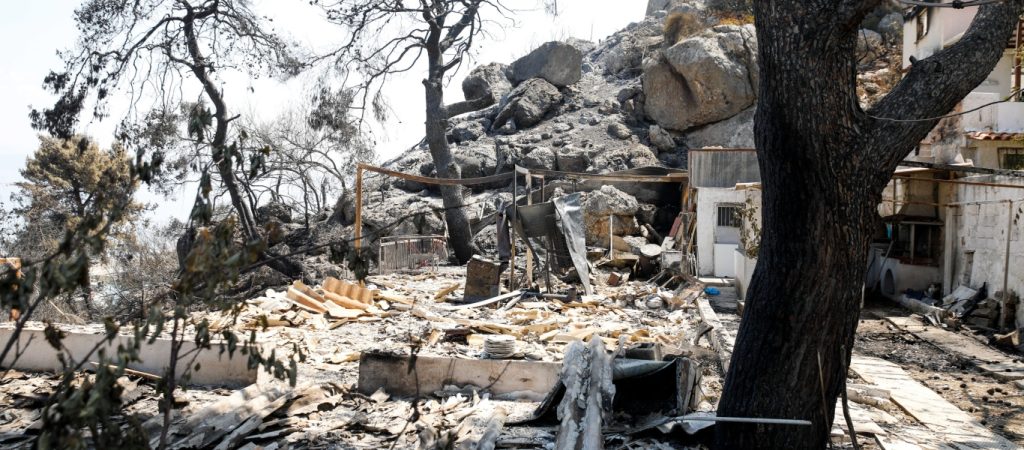 Η επόμενη μέρα μετά τη φωτιά στον Σχίνο – Ε.Λέκκας: «Οικισμοί θα κινδυνεύσουν με πλημμύρες»