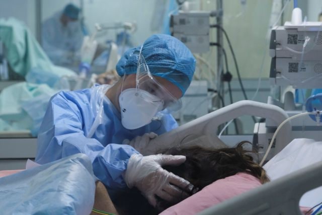 Κρήτη: Συντετριμμένοι ο σύζυγος και τα παιδιά της 44χρονης με την εγκεφαλική αιμορραγία μετά τον εμβολιασμό