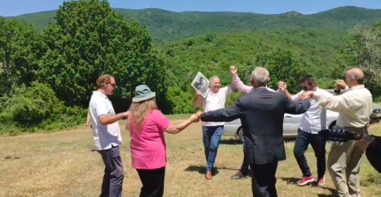 Πολίτες στην Λάρισα αναπολούν την εποχή της Επταετίας και στήνουν χορό! (βίντεο)