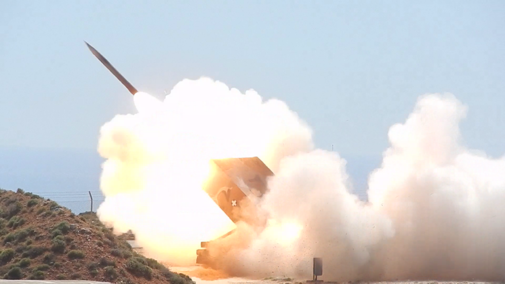 Το πυροβολικό έκανε το Πεδίο Βολής Κρήτης να «τρέμει» – Μαζικά πυρά ρουκετών και βλημάτων (βίντεο)