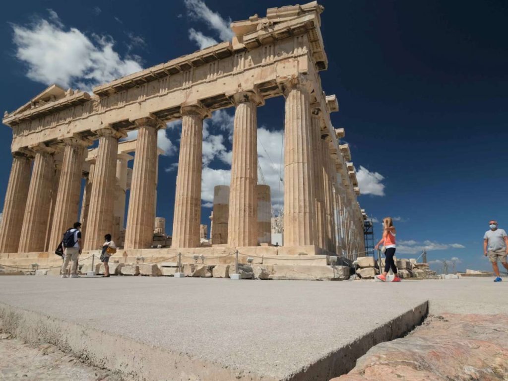 Το υπουργείο Τουρισμού επιβεβαιώνει την μετατροπή της Ακρόπολης σε πασαρέλα: Τι λέει για το αίτημα του οίκου Dior