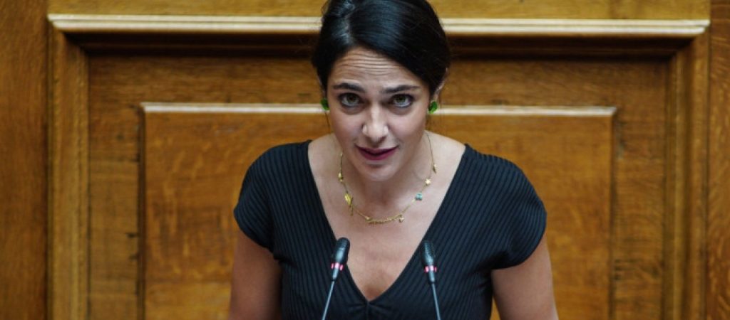 Δ.Μιχαηλίδου: «Κάθε μήνα οι ανάδοχοι θα λαμβάνουν από 325 έως και 1.200 ευρώ» – Ανοίγει σήμερα η πλατφόρμα