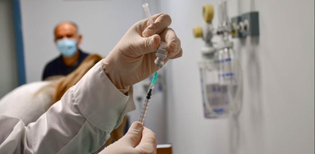 Εμβόλιο AstraZeneca: «Οι θρομβώσεις κατά 80% παρατηρούνται μετά την πρώτη δόση» λέει ο Α.Δημόπουλος