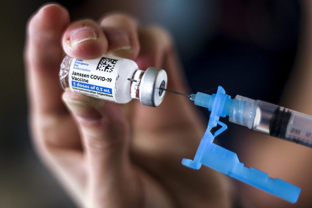 Συγκλονίζει η αδερφή της 48χρονης που δίνει «μάχη» μετά το εμβόλιο της J&J – ​​​​​​​«Έχει σταματήσει η αιμορραγία»