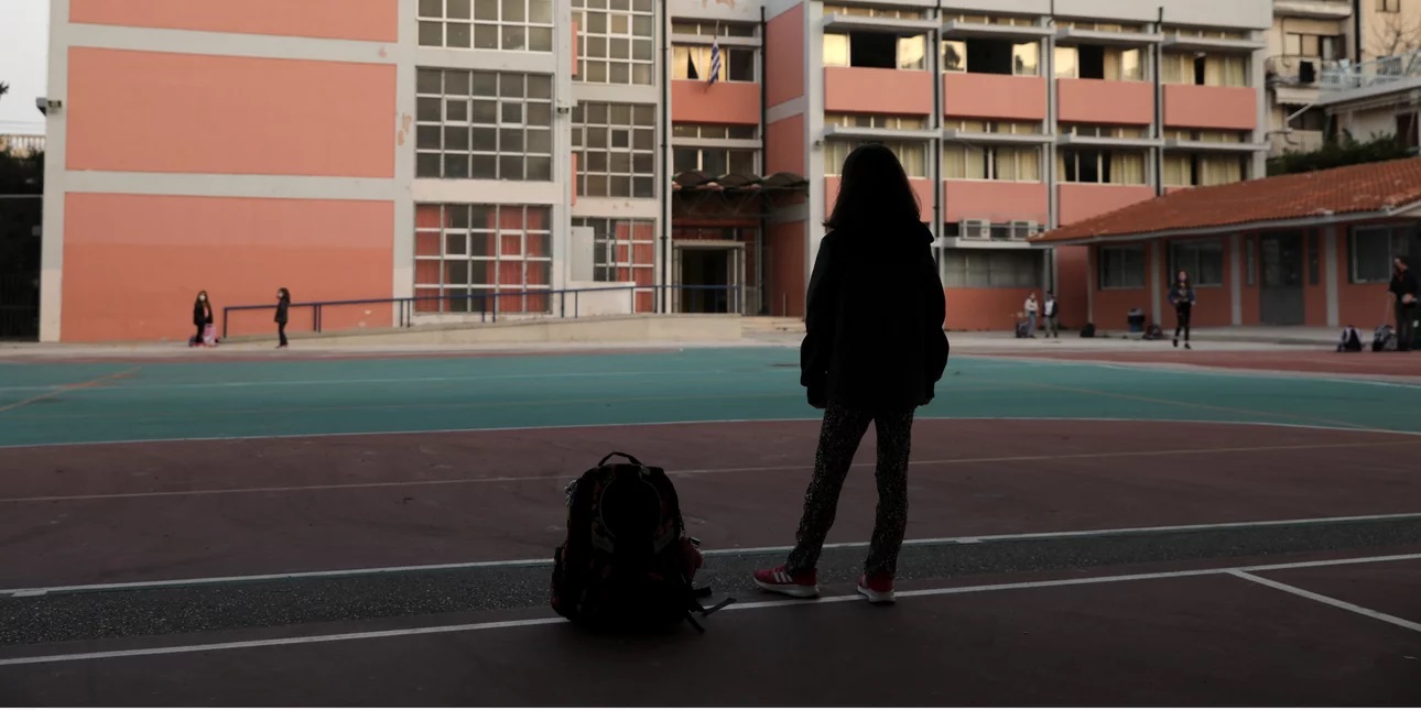 Υπόθεση σεξουαλικής παρενόχλησης ανήλικων μαθητριών: Πότε μπορεί να απολυθεί ο δάσκαλος από το Δημόσιο;