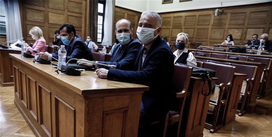 «Άνετος» στη Βουλή ο βουλευτής της ΝΔ Λ.Τσαβδαρίδης: Πήγε… με σνίκερς (φώτο)