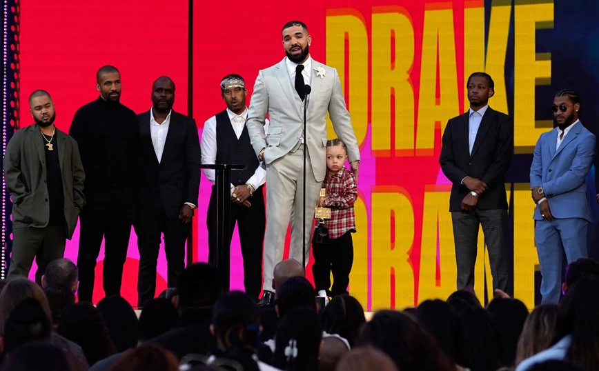 O ράπερ Drake νοίκιασε στάδιο 70.000 θέσεων για το πάρτι του μετά τα Billboard Music Awards 2021! (φωτό)
