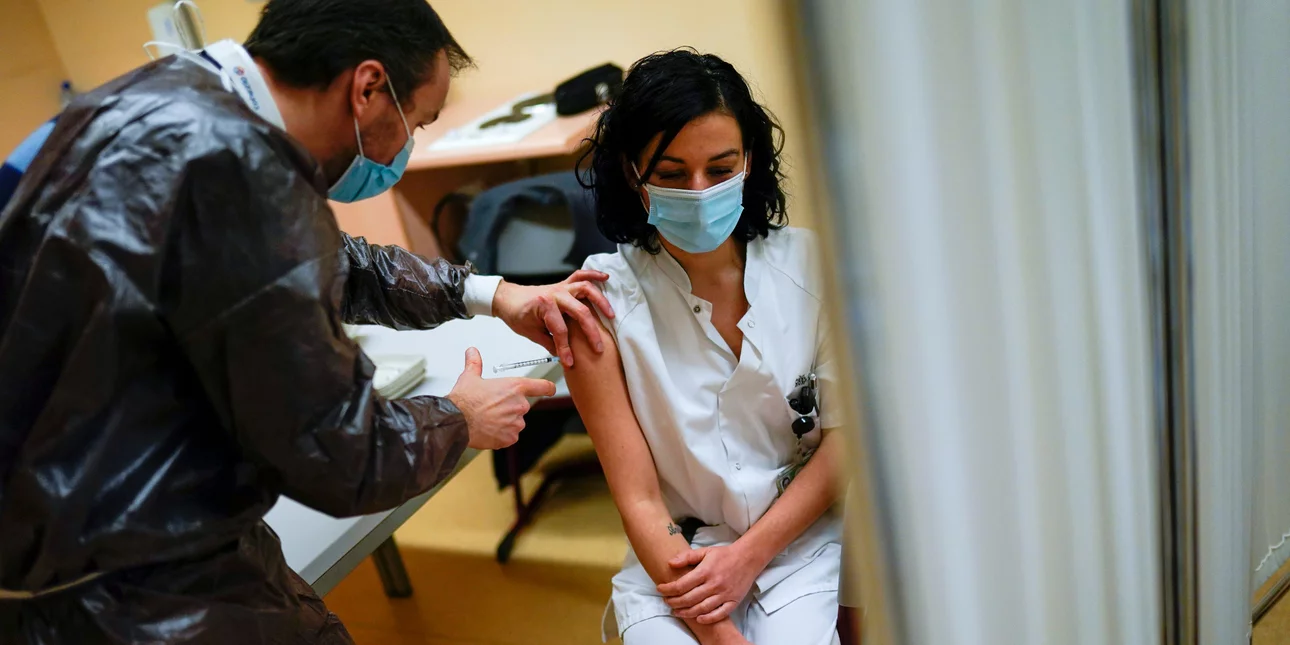 Βέλγιο: Τρεις θάνατοι που πιθανώς συνδέονται με το εμβόλιο και χιλιάδες παρενέργειες
