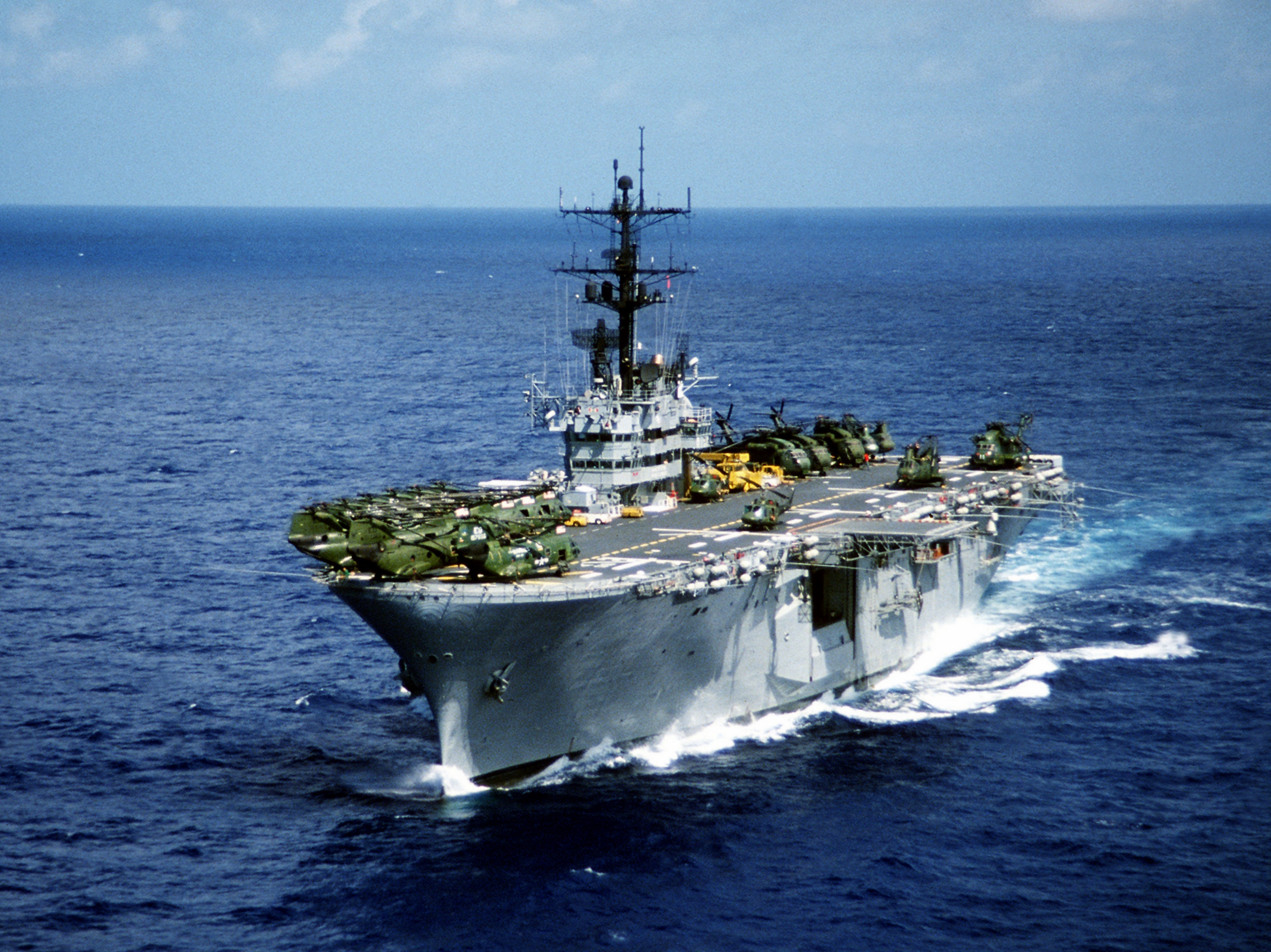 USS Iwo Jima: Στη Σούδα το «θηρίο» του αμερικανικού Ναυτικού (φώτο)