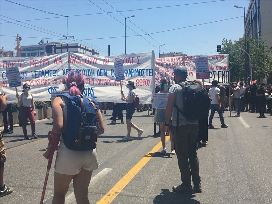 Πανεκπαιδευτικό συλλαλητήριο στα Προπύλαια  – Ξεκίνησε η πορεία των διαδηλωτών προς τη Βουλή (βίντεο)