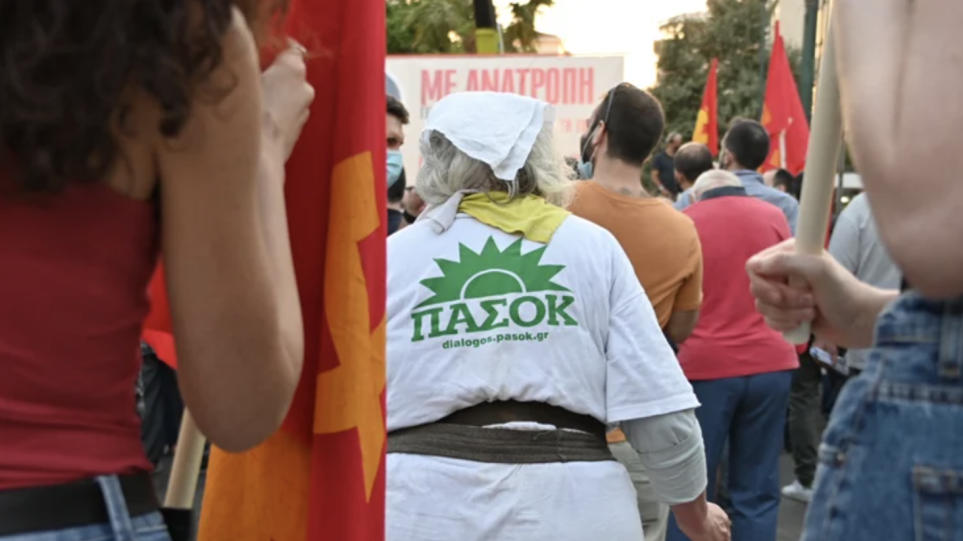 Γιαγιά εμφανίστηκε στην συγκέντρωση του ΚΚΕ με μπλουζάκι… ΠΑΣΟΚ