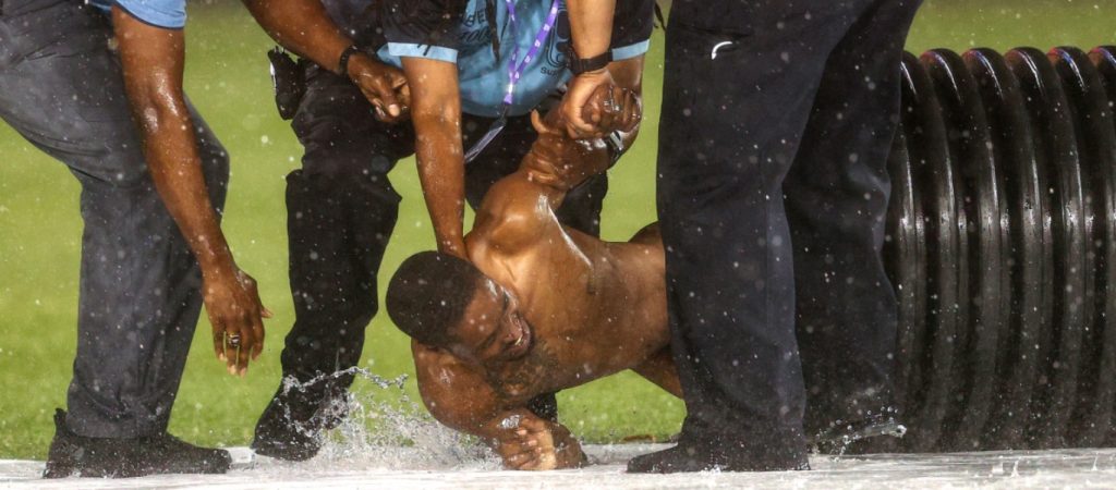 Απίθανος «εισβολέας» σε γήπεδο ράγκμπι – Έτρεχε γυμνός στον αγωνιστικό χώρο (βίντεο)