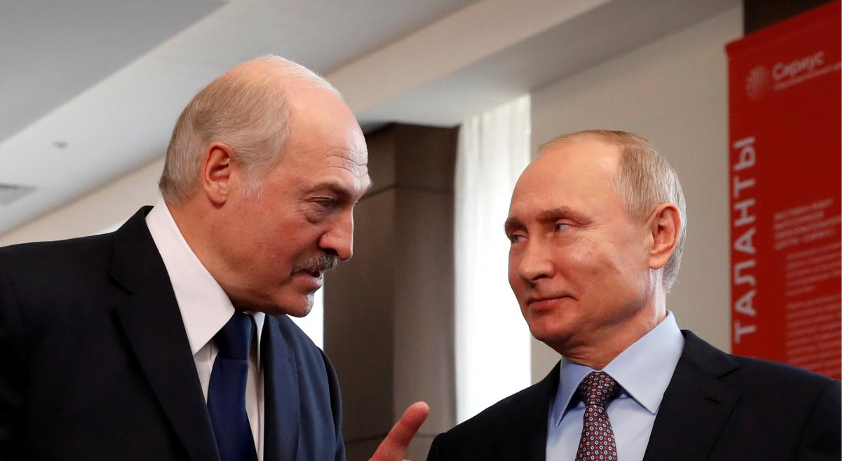 Ο Β.Πούτιν μιλάει για τη δυτική υποκρισία και «σκάει» ειρωνικό χαμόγελο για την περίπτωση του νεοναζί στη Λευκορωσία