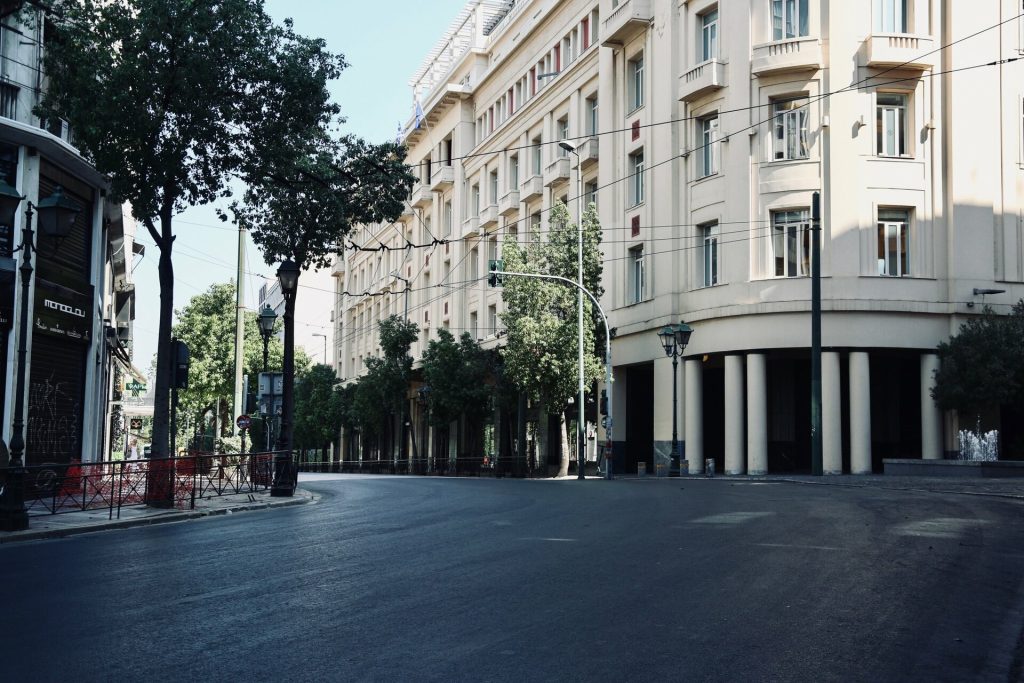 Θλιβερό ρεκόρ: Ξεπέρασαν τους 12.000 οι θάνατοι από τον κορωνοϊό παρά τα σκληρά μέτρα του πολύμηνου lockdown