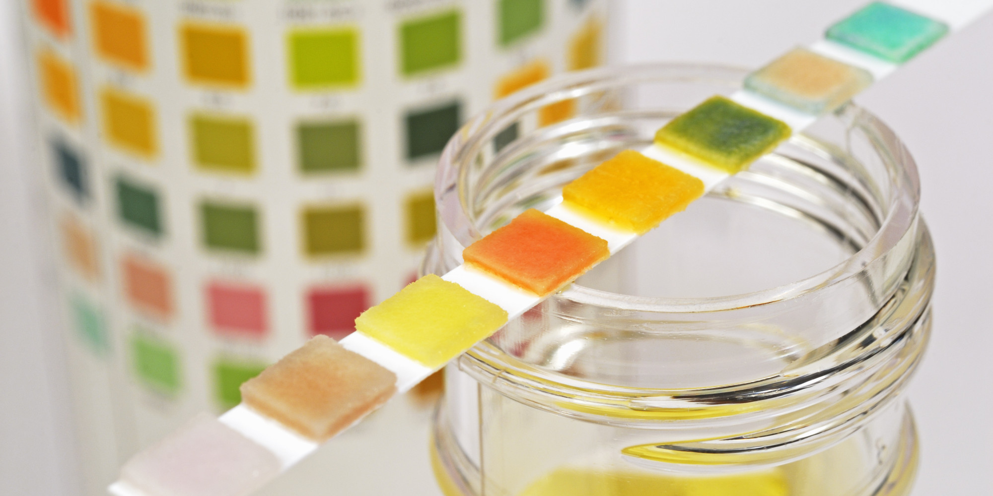 Δείτε τι φανερώνει για την υγεία το χρώμα που έχουν τα ούρα μας