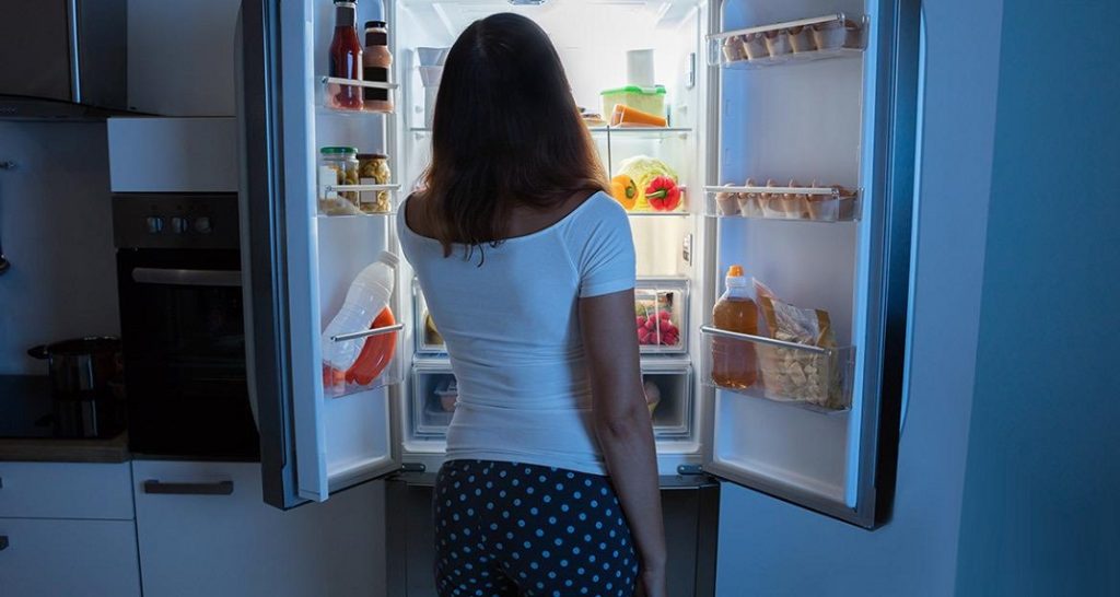 Βραδινές λιγούρες: Δείτε τι να φάτε για να μην παχύνετε