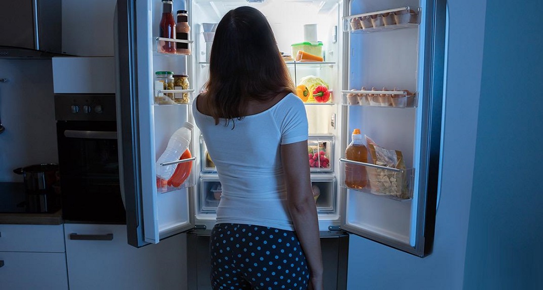 Βραδινές λιγούρες: Δείτε τι να φάτε για να μην παχύνετε