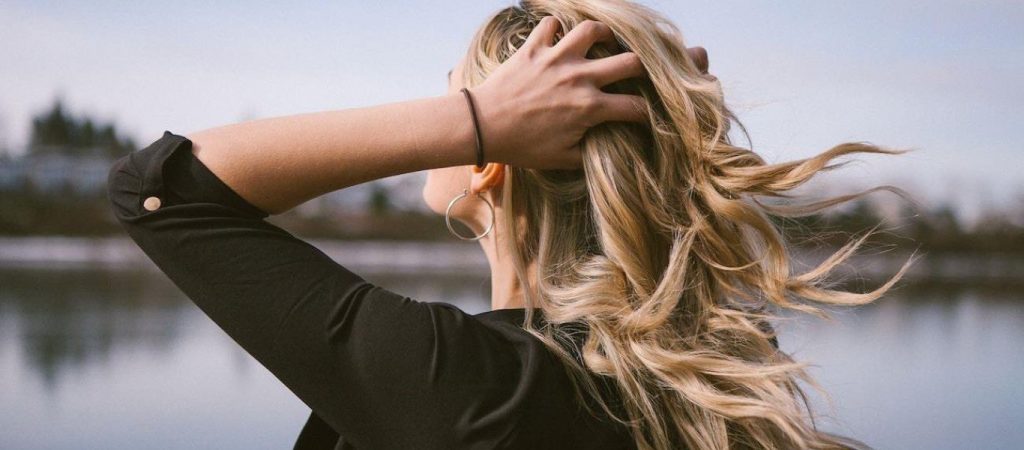 Μαλλιά που φριζάρουν: Με αυτούς τους τρόπους θα τα αντιμετωπίσετε