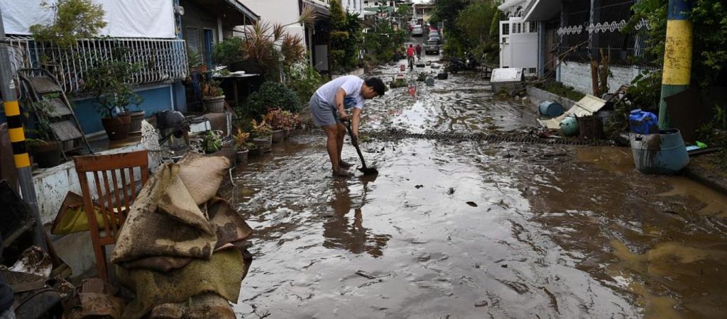 Φιλιππίνες: Ηλικιωμένος βουτά σε βρώμικο φρεάτιο για να το ξεμπλοκάρει από τα σκουπίδια (βίντεο)