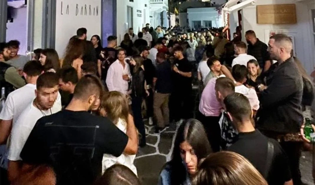 Επέστρεψε η ζωή στη Μύκονο – «Βούλιαξαν» από κόσμο τα στενά του νησιού