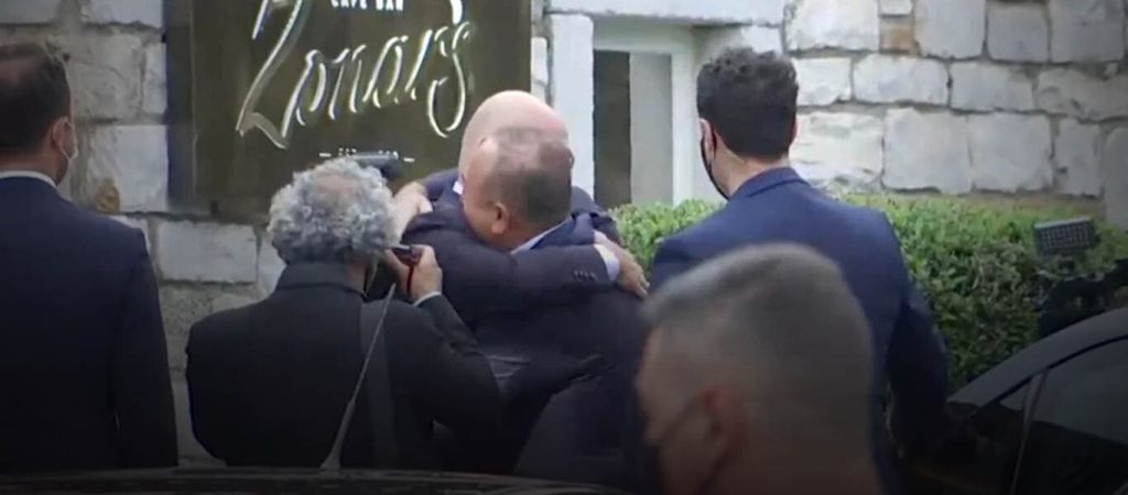 Υποδοχή… ήρωα στον Μ.Τσαβούσογλου: Θερμές αγκαλιές από Ν.Δένδια – Τουρκικό ΥΠΑΜ: «Προκλητική & παράνομη η Ελλάδα»!