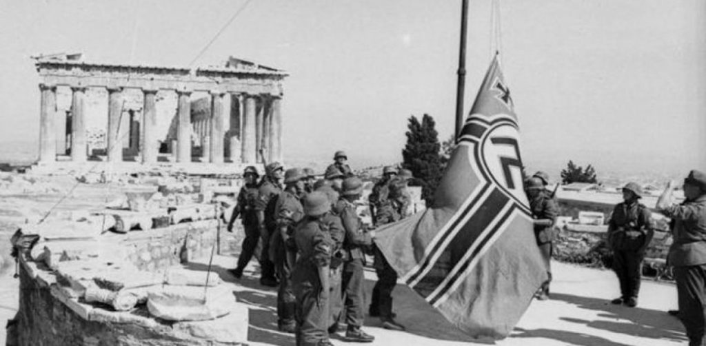 Σαν σήμερα το 1941 οι Α.Σάντας και και Μ.Γλέζος κατεβάζουν την γερμανική σημαία από την Ακρόπολη