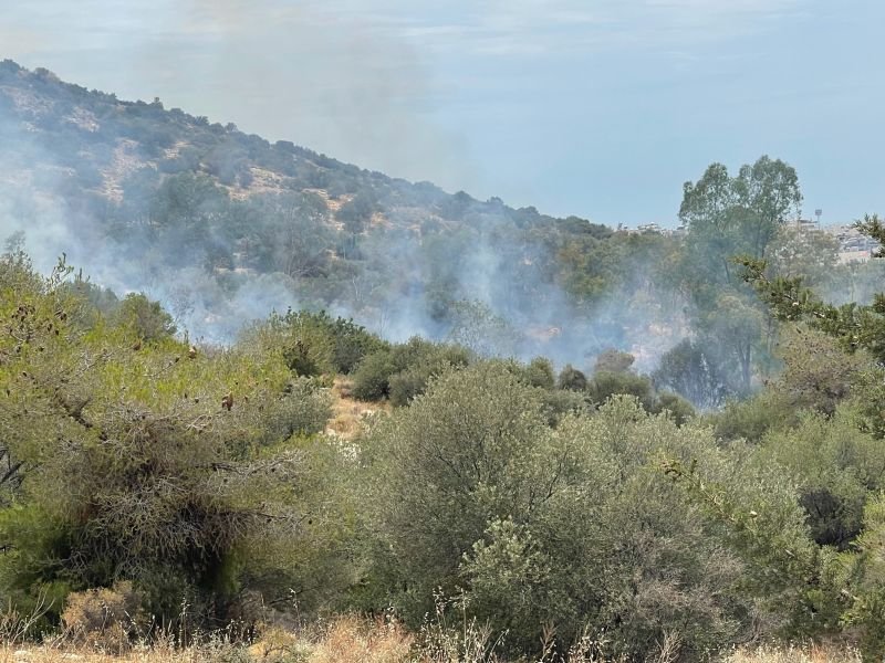 Υμηττός: Φωτιά σε κατοικημένη περιοχή στο ύψος της Αργυρούπολης (φώτο)