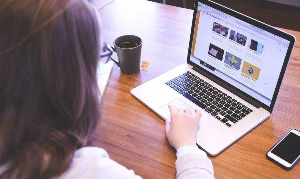 Νέα ΚΥΑ: Στο 20% αντί για 25% η υποχρεωτική τηλεργασία – Όσα προβλέπονται για τα self test