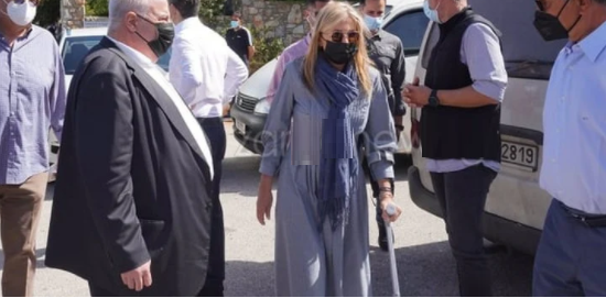 Με μπαστουνάκι η Μαρέβα στο μνημόσυνο του Κωνσταντίνου Μητσοτάκη (βίντεο)