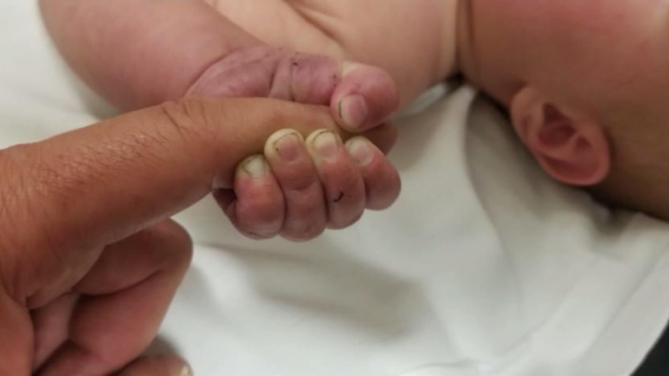 Κορωνοϊός: Μητέρες αποχωρίζονται τα νεογέννητα βρέφη τους επειδή θεωρούνται «ύποπτα περιστατικά»! (βίντεο)