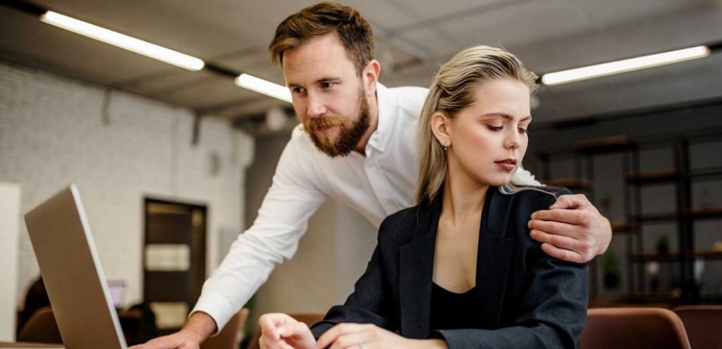 Παρενόχληση στην εργασία: Δείτε τι πρέπει να κάνει ο εργαζόμενος & τι ο εργοδότης