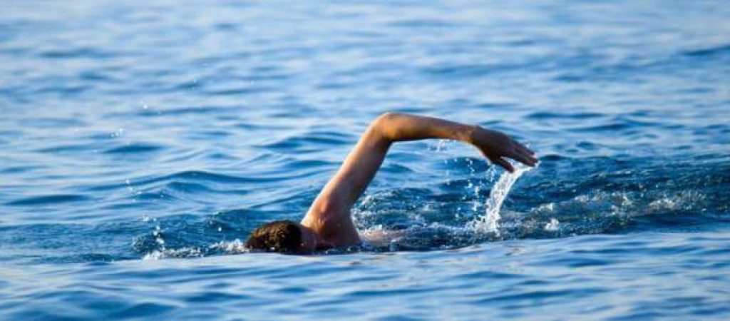 Τι να κάνετε αν σας πιάσει κράμπα την ώρα που κολυμπάτε