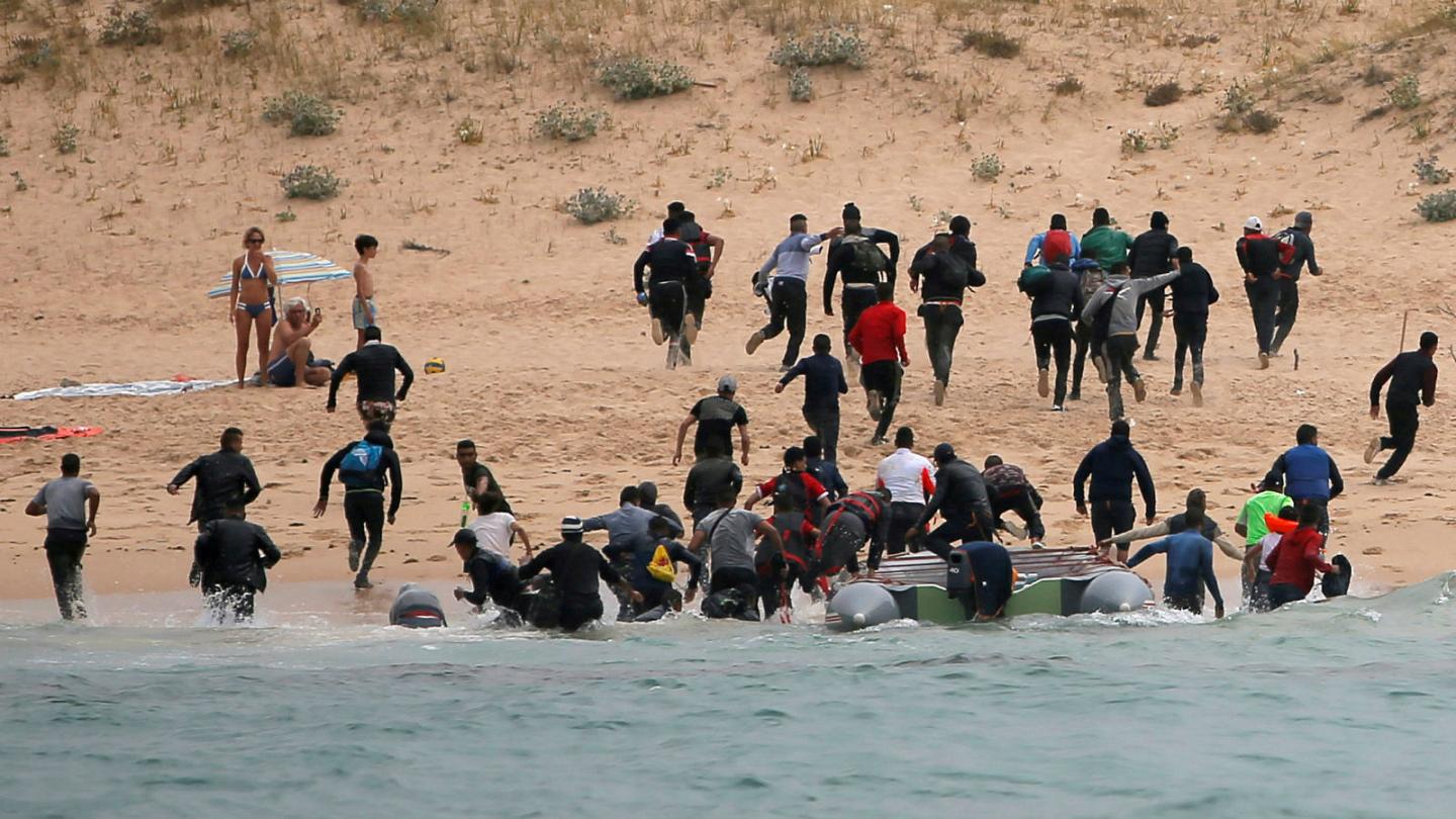 «Πυρ και μανία» ο Ισπανός πρωθυπουργός κατά του Μαρόκου για τους παράνομους μετανάστες: «Επίθεση στα εθνικά μας σύνορα»