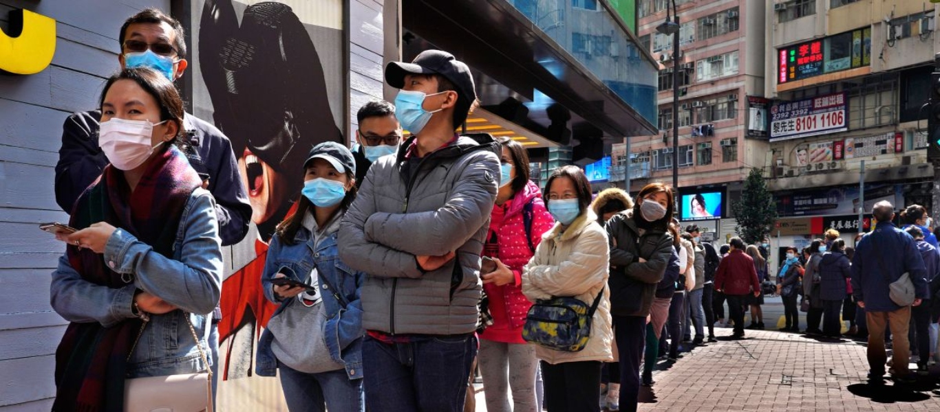 Χονγκ Κονγκ: Η κυβέρνηση δελεάζει τους δημόσιους υπαλλήλους να εμβολιαστούν με… μία ημέρα άδεια