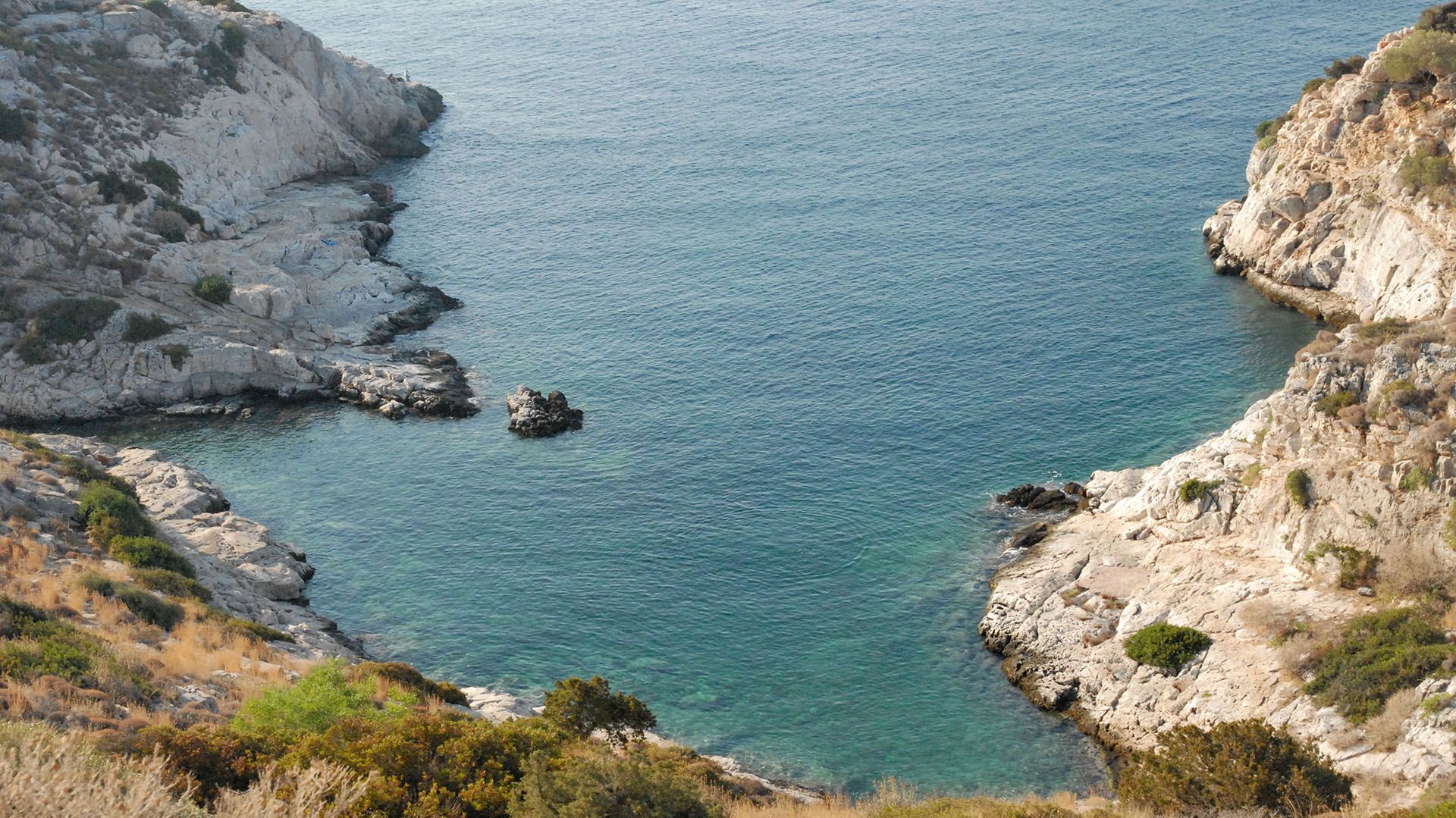 Εντοπίστηκαν πυροβόλο όπλο και σφαίρες στα βράχια της Βουλιαγμένης