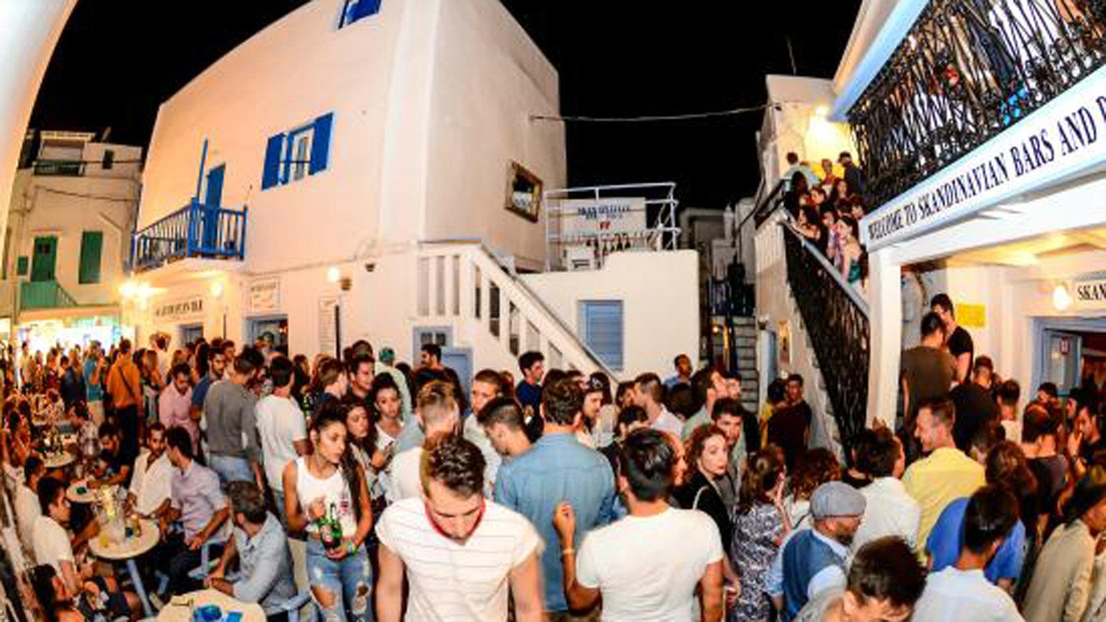 Ποιος κορωνοϊός; – «Πέταξαν» τις μάσκες στα στενά της Μυκόνου και κυκλοφορούν ελεύθεροι (φωτο)