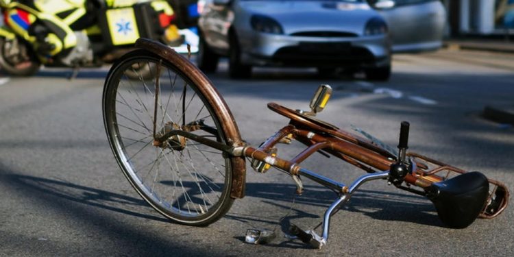 Μηχανή παρέσυρε ποδηλάτισσα και την εκσφενδόνισε στα 10 μετρά – «Έζησα από θαύμα» (φωτο)