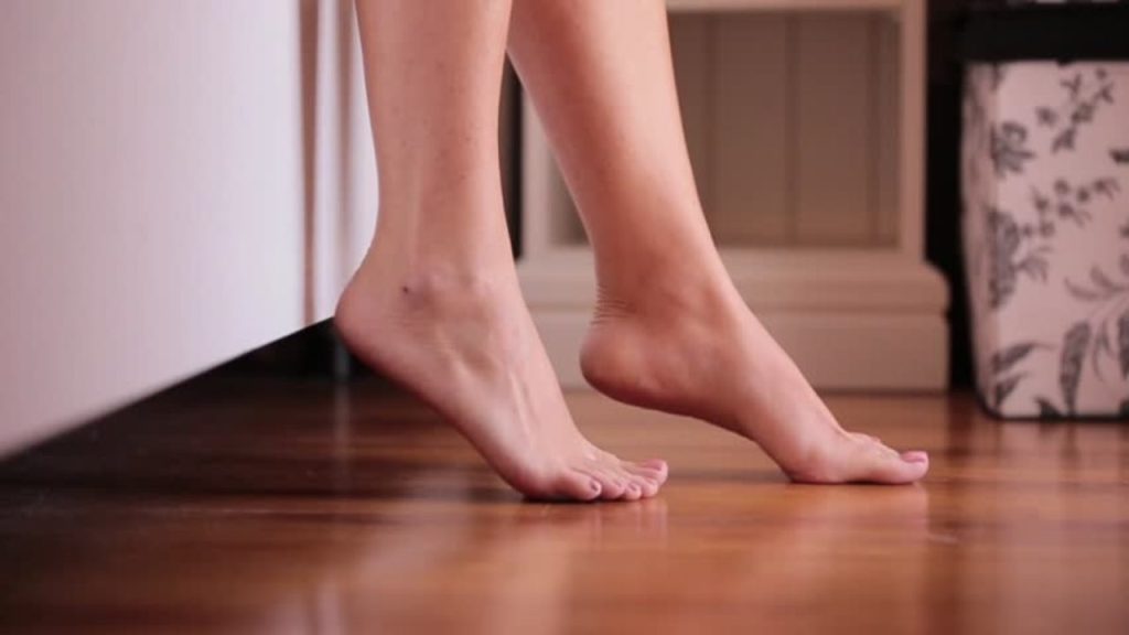 Οι λόγοι που πρέπει να αρχίσετε να περπατάτε ξυπόλητοι στο σπίτι