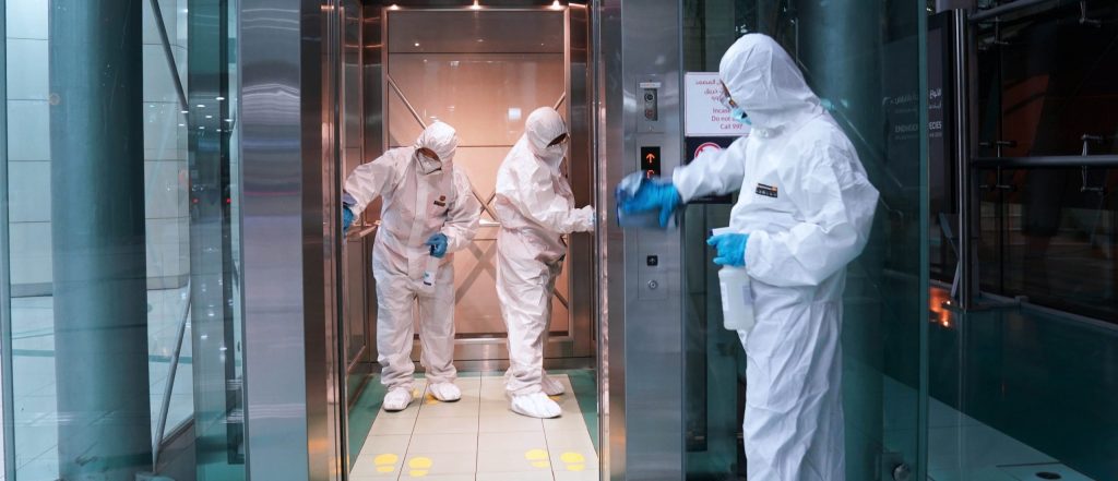 ΗΑΕ: Η χώρα που έχει εμβολιάσει πλήρως άνω του 65% του πληθυσμού καταγράφει χιλιάδες νέα κρούσματα – Τι συμβαίνει;