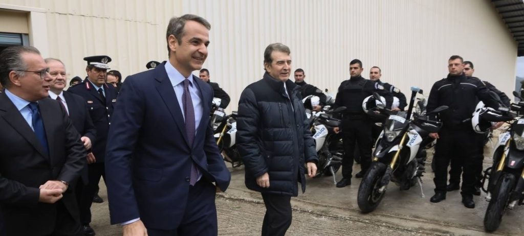 Επίθεση Αστυνομικών σε κυβέρνηση: «Διαλύσατε τα τμήματα – Οι σπείρες κάνουν πάρτι και εμείς φυλάμε “ευπαθείς” στόχους»