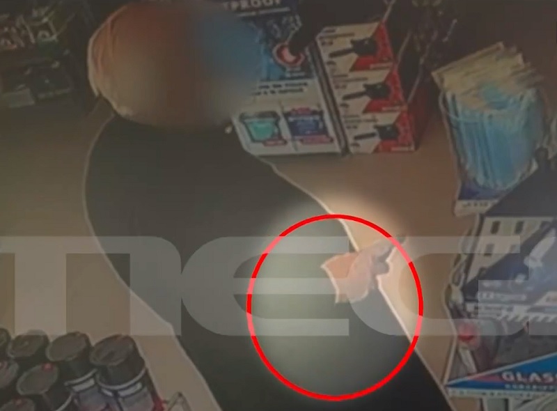 «Μακρυχέρης» ρασοφόρος πιάστηκε από κάμερες ασφαλείας να κλέβει κατάστημα (βίντεο)