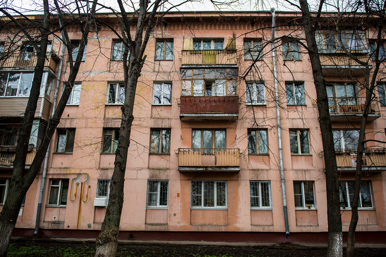 Ρωσία: Απίστευτη σκηνή – Τσακώθηκαν στο μπαλκόνι και βρέθηκαν στο κενό