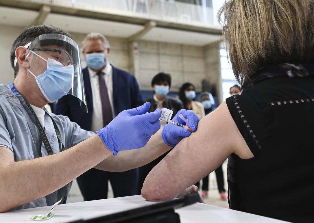 ECDC: Μεμονωμένα και περιορισμένα τα οφέλη του εμβολιασμού των εφήβων για τον COVID-19